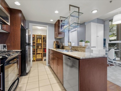 Photo 4 at 101 - 550 Pacific Street, Yaletown, Vancouver West