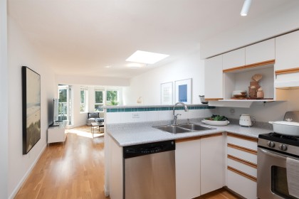 Photo 3 at 420 - 3440 W Broadway, Kitsilano, Vancouver West