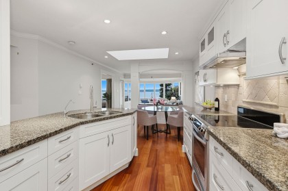 Photo 7 at 302 - 2455 Bellevue Avenue, Dundarave, West Vancouver