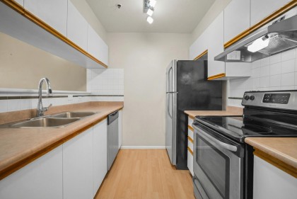 Photo 9 at 204 - 3168 Laurel Street, Fairview VW, Vancouver West