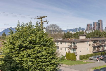 Photo 4 at 303 - 2125 W 2nd Avenue, Kitsilano, Vancouver West