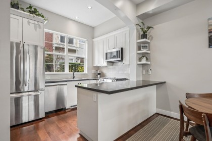 Photo 3 at 755 W 42 Avenue, Oakridge VW, Vancouver West