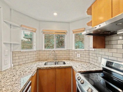 Photo 9 at 201 - 1868 W 8th Avenue, Kitsilano, Vancouver West