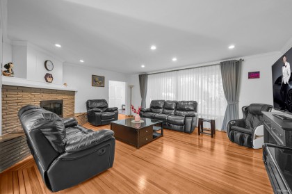 Photo 2 at 310 Macbeth Crescent, Cedardale, West Vancouver