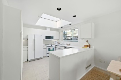 Photo 6 at 205 - 565 17th Street, Ambleside, West Vancouver