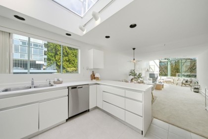 Photo 7 at 205 - 565 17th Street, Ambleside, West Vancouver