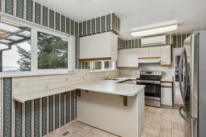 Photo 14 at 702 Winona Avenue, Canyon Heights NV, North Vancouver