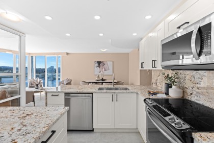 Photo 8 at 1601 - 1228 Marinaside Crescent, Yaletown, Vancouver West