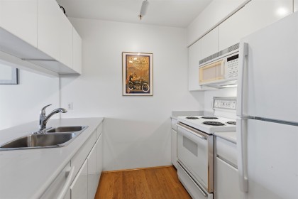 Photo 14 at 211 - 3250 W Broadway, Kitsilano, Vancouver West