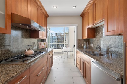 Photo 7 at 613 - 4685 Valley Drive, Quilchena, Vancouver West