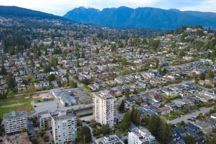 Photo 11 at 1101 - 555 13 Street, Ambleside, West Vancouver