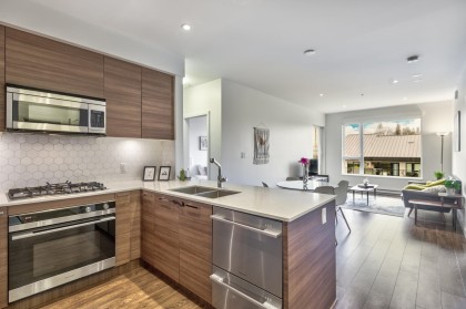 Photo 5 at 402 - 1061 Marine Drive, Norgate, North Vancouver