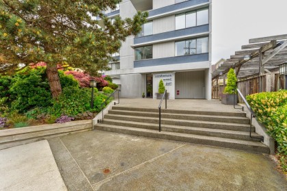 Photo 3 at 203 - 2167 Bellevue Avenue, Dundarave, West Vancouver