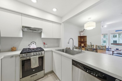 Photo 14 at 1405 Pendrell Street, West End VW, Vancouver West