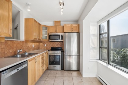 Photo 9 at 305 - 2119 Yew Street, Kitsilano, Vancouver West