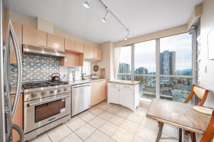 Photo 8 at 906 - 108 E 14th Street, Central Lonsdale, North Vancouver