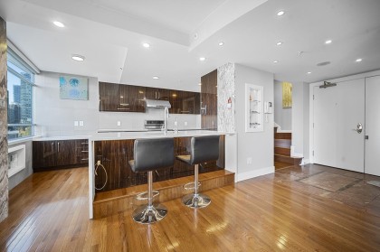 Photo 7 at PH1003 - 1288 Marinaside Crescent, Yaletown, Vancouver West