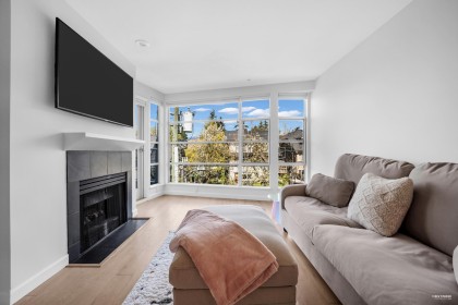 Photo 2 at 404 - 2575 W 4th Avenue, Kitsilano, Vancouver West