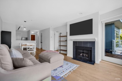 Photo 1 at 404 - 2575 W 4th Avenue, Kitsilano, Vancouver West