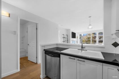 Photo 9 at 404 - 2575 W 4th Avenue, Kitsilano, Vancouver West