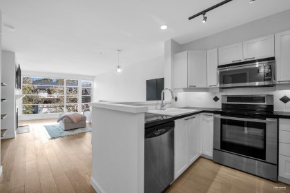 Photo 10 at 404 - 2575 W 4th Avenue, Kitsilano, Vancouver West