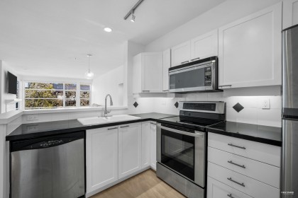Photo 11 at 404 - 2575 W 4th Avenue, Kitsilano, Vancouver West