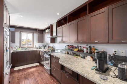 Photo 8 at 34 - 2375 W Broadway, Kitsilano, Vancouver West