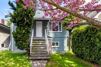 Photo 2 at 2975 W 8th Avenue, Kitsilano, Vancouver West