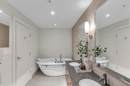 Photo 22 at 702 - 3335 Cypress Place, Cypress Park Estates, West Vancouver