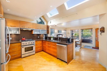 Photo 10 at 402 E 13th Street, Central Lonsdale, North Vancouver