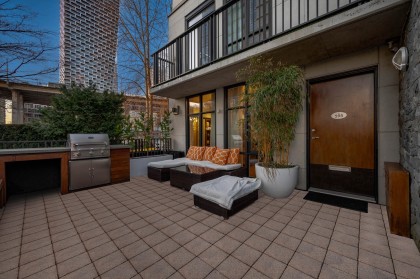 Photo 4 at 595 Beach Crescent, Yaletown, Vancouver West