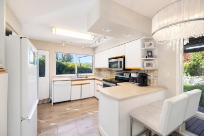 Photo 5 at 4110 Burkeridge Place, Bayridge, West Vancouver