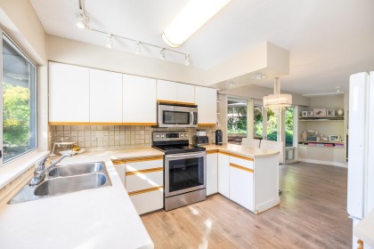 Photo 4 at 4110 Burkeridge Place, Bayridge, West Vancouver