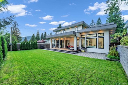Photo 1 at 929 Canyon Boulevard, Canyon Heights NV, North Vancouver