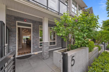 Photo 2 at 5 - 115 W Queens Road, Upper Lonsdale, North Vancouver