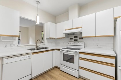 Photo 7 at 105 - 843 22nd Street, Dundarave, West Vancouver