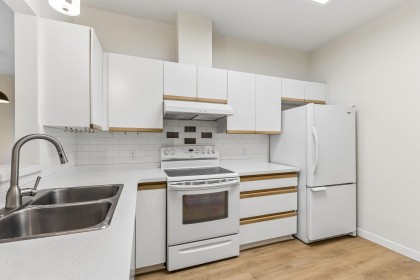 Photo 8 at 105 - 843 22nd Street, Dundarave, West Vancouver