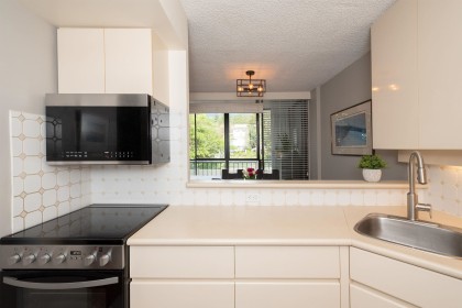 Photo 13 at 204 - 650 16th Street, Ambleside, West Vancouver