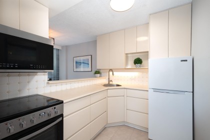 Photo 12 at 204 - 650 16th Street, Ambleside, West Vancouver