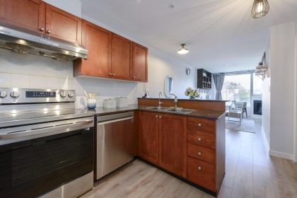 Photo 5 at 206 - 3089 Oak Street, Fairview VW, Vancouver West