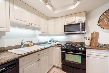 Photo 20 at 1 - 2243 Bellevue Avenue, Dundarave, West Vancouver