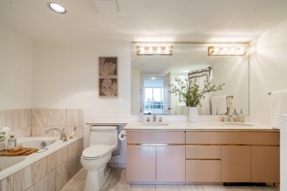 Photo 18 at 1 - 2243 Bellevue Avenue, Dundarave, West Vancouver