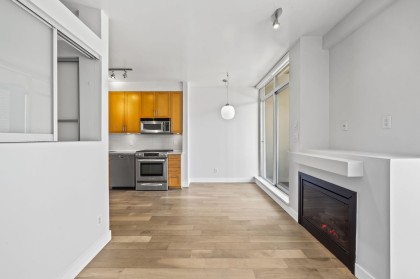 Photo 6 at 304 - 2055 Yukon Street, False Creek, Vancouver West