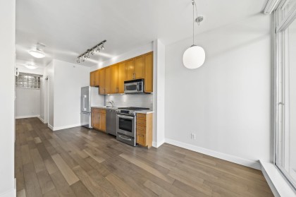 Photo 8 at 304 - 2055 Yukon Street, False Creek, Vancouver West