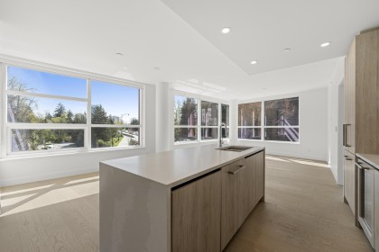 Photo 7 at 305 - 423 6th Street, Park Royal, West Vancouver