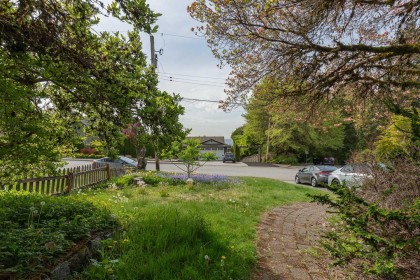 Photo 3 at 164 E Carisbrooke Road, Upper Lonsdale, North Vancouver