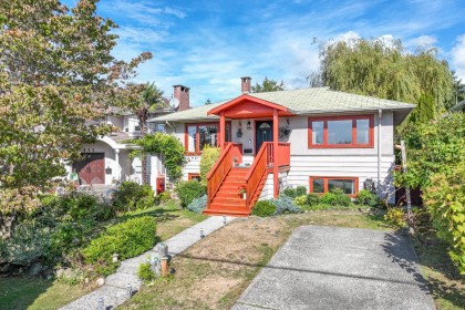 Photo 1 at 430 W Kings Road, Upper Lonsdale, North Vancouver