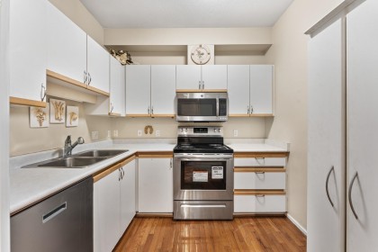 Photo 10 at 101 - 843 22nd Street, Dundarave, West Vancouver