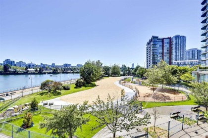Photo 2 at 305 - 8 Smithe Mews, Yaletown, Vancouver West