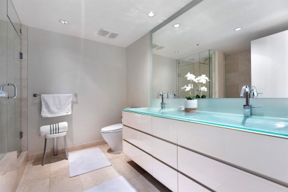 Photo 15 at 305 - 8 Smithe Mews, Yaletown, Vancouver West